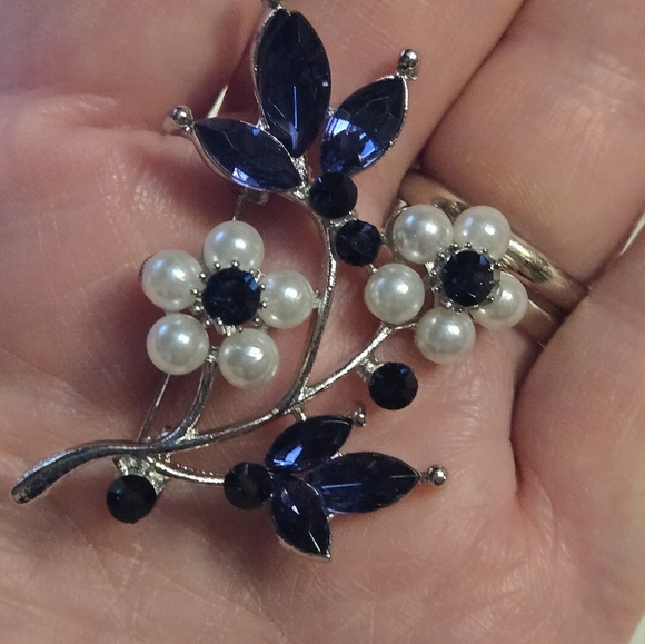 Vintage Look Silvery and Blue Floral Brooch - Picture 3 of 3